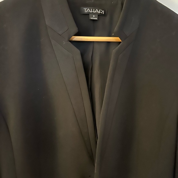 Tahari tuxedo detail blazer size 8, excellent condition - Picture 3 of 4
